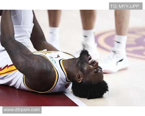 北京与山西球迷冲突现场杂物飞舞引发热议与反思 北京与山西球迷冲突现场杂物飞舞引发热议与反思