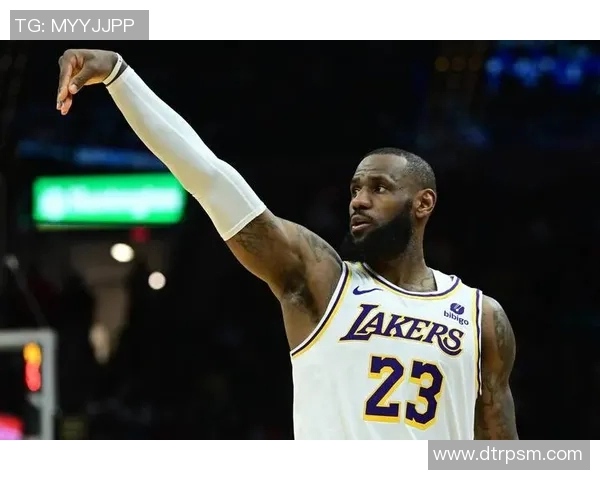 詹姆斯带领湖人逆转战胜勇士,继续保持不败的统治地位 詹姆斯带领湖人逆转战胜勇士,继续保持不败的统治地位