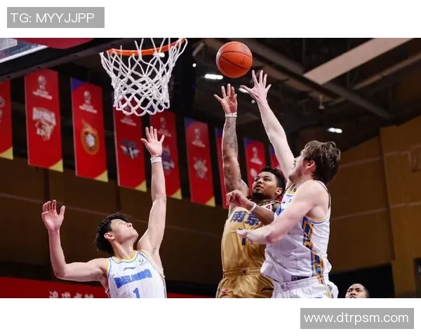 赛场上演外援对决，昆汀-皮特森与亚当斯争夺得分王宝座